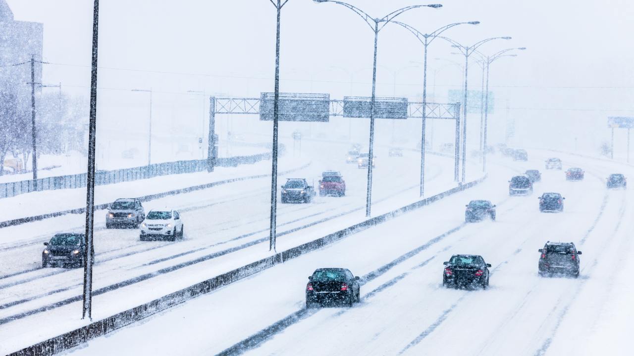 Der Weg vorbei an Schneestürmen lehrte uns das Autofahren