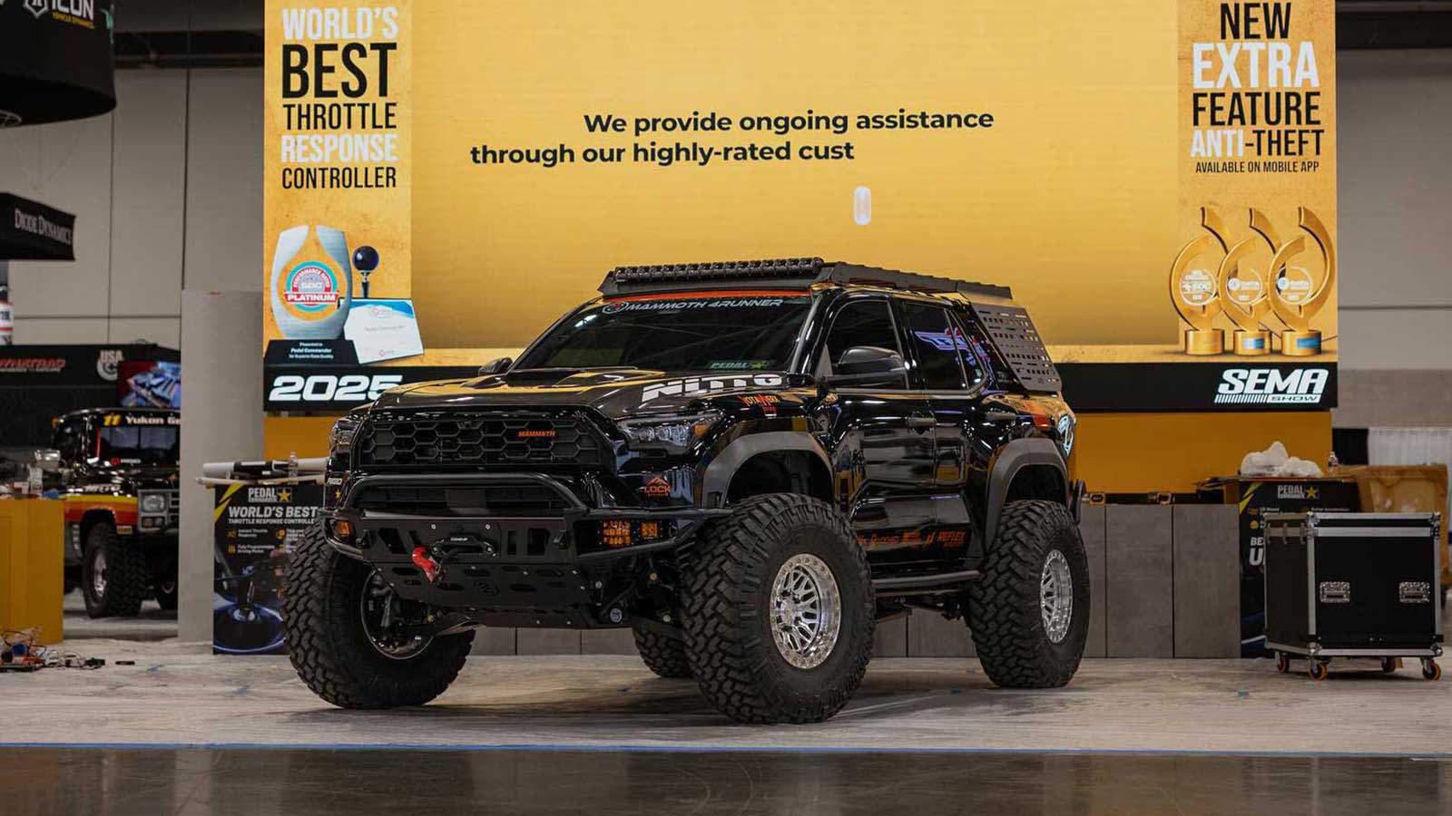 Auf dem Stand von Pedal Commander® auf der SEMA Show 2025 geparkt: 4Runner mit langem Federweg